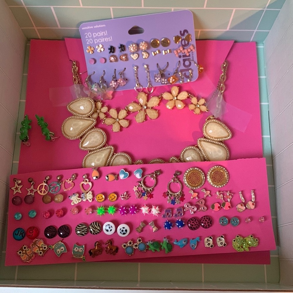 JEWLERY - EARRINGS AND A NECKLACE CLAIRES